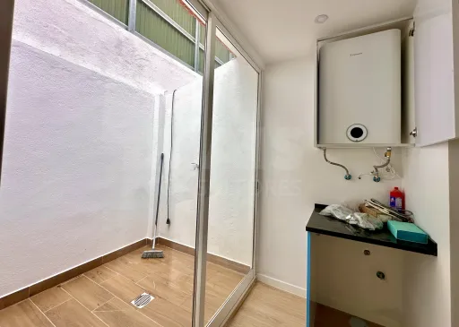 Moradia T3 em Banda Totalmente Renovada com Terraço - Avenidas Novas