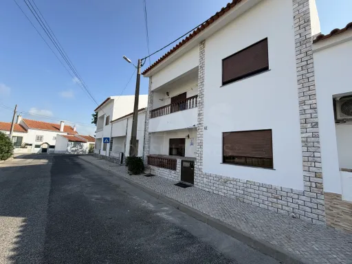 Moradia T4+1 com logradouro no Porto Alto