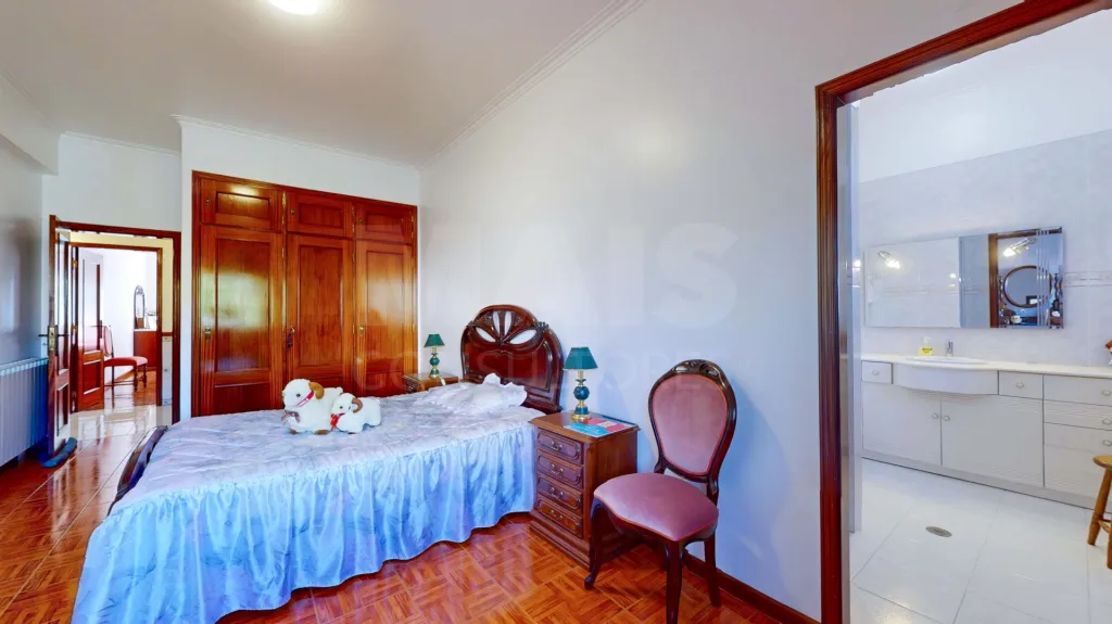 Moradia T5, na calhandriz com piscina