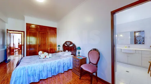 Moradia T5, na calhandriz com piscina