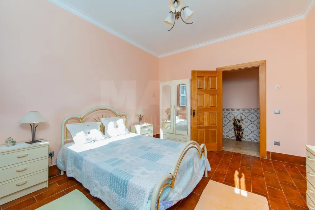 4-Bedroom House with Pool, 3 Garages, and 3,179 m² of Land in Almeirim