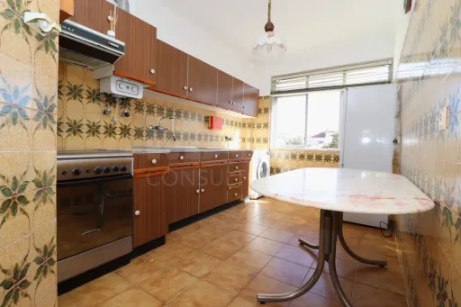 Apartamento T3  num 2°andar com arrecadação,  varanda, vista rio, na Bobadela