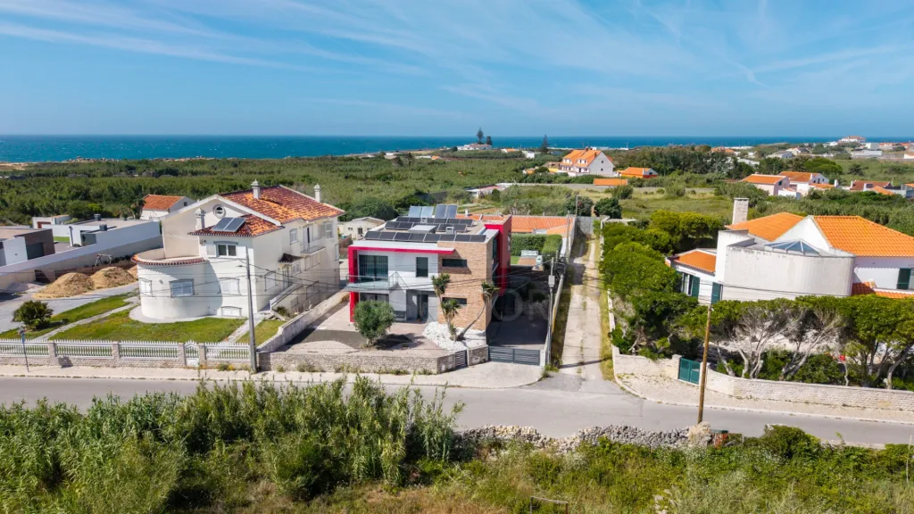 Deslumbrante Moradia T5 com Vista Mar, Piscina Privada e Excelente Exposição Solar
