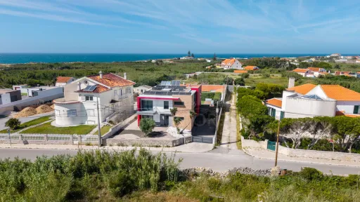 Deslumbrante Moradia T5 com Vista Mar, Piscina Privada e Excelente Exposição Solar