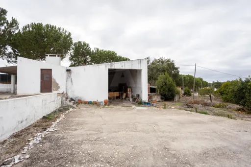 Moradia Térrea T2 para remodelar em Coruche-Vale Mansos