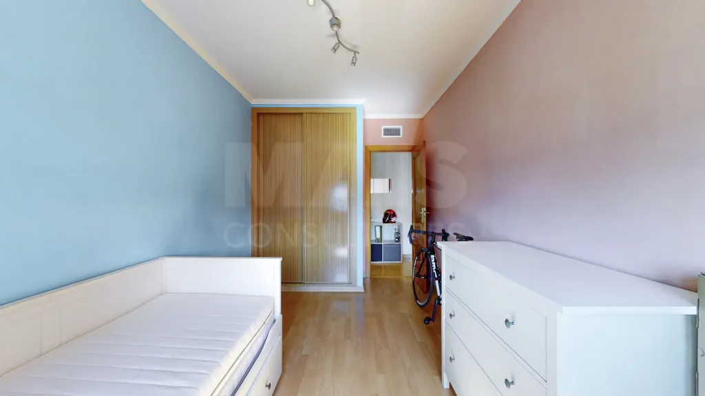 Apartamento T2 com parqueamento no Carregado