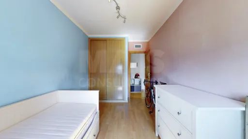 Apartamento T2 com parqueamento no Carregado