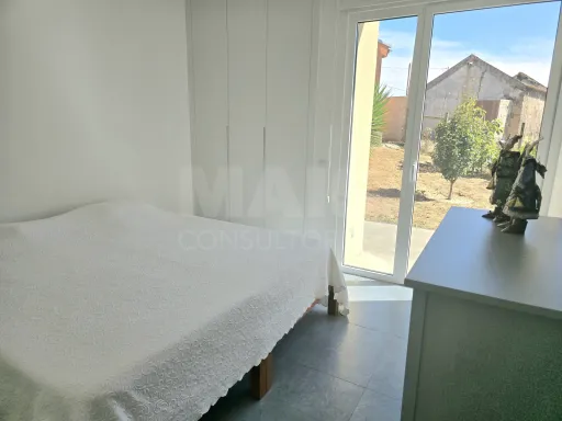 Moradia T4 térrea contemporânea com anexo T2 independente | Lote com 10.400 m² | Alvorninha
