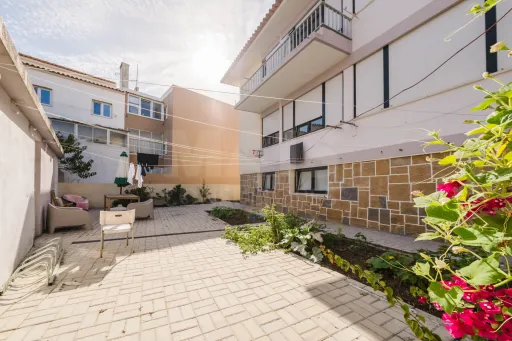 Building with 4 apartments, basement and garage in the center of Peniche