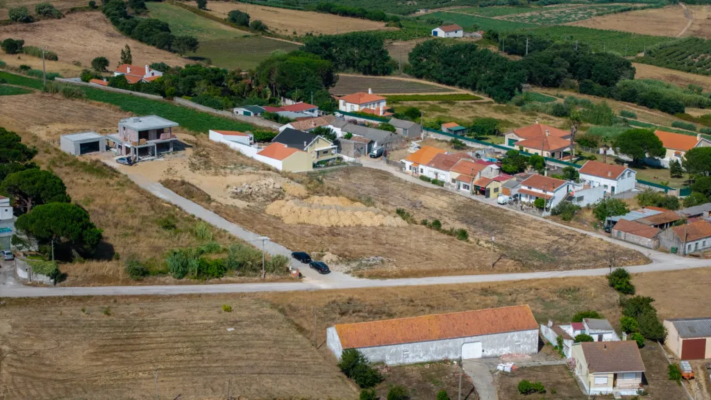 Moradia T4 nova com piscina em terreno de 2200m2