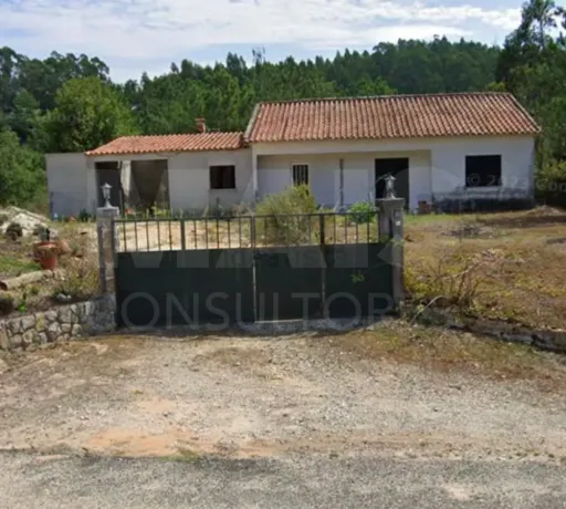 Casa antiga com terreno amplo em Salir de Matos
