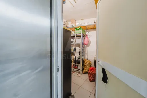 Prédio no centro de Peniche – com comércio e habitação, vista mar