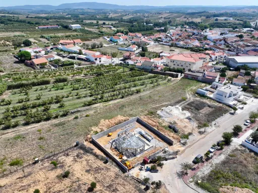 Moradia T3 Geminada c/ 1 Suite, Jardim, Parqueamento e Piscina! (LT2)