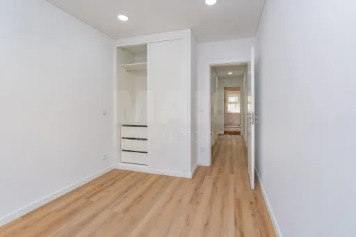 Apartamento T2 Totalmente Remodelado com Varanda no Coração de Alverca | Modernidade, Conforto e Localização de Excelência