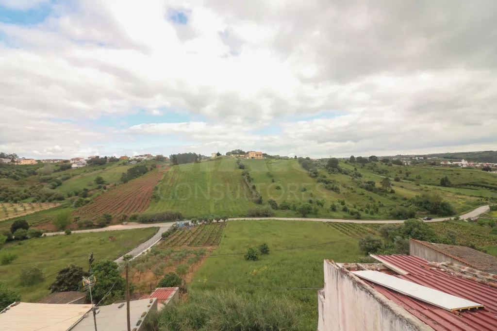 Moradia para Reabilitação com Logradouro Pocariça / Alenquer – Excelente Potencial de Valorização