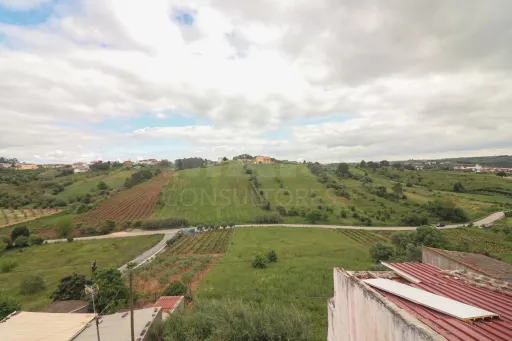 Moradia para Reabilitação com Logradouro Pocariça / Alenquer – Excelente Potencial de Valorização