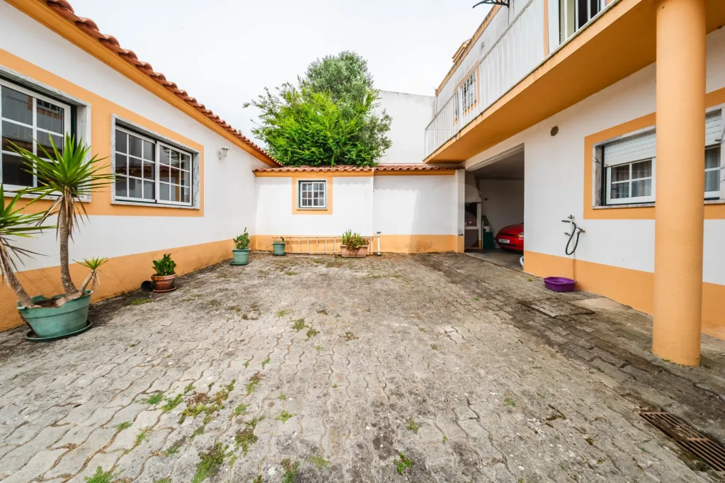 Moradia T5 com 2 Anexos em Terreno com mais de 1.400 m²