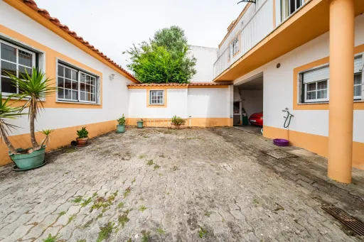 Moradia T5 com 2 Anexos em Terreno com mais de 1.400 m²