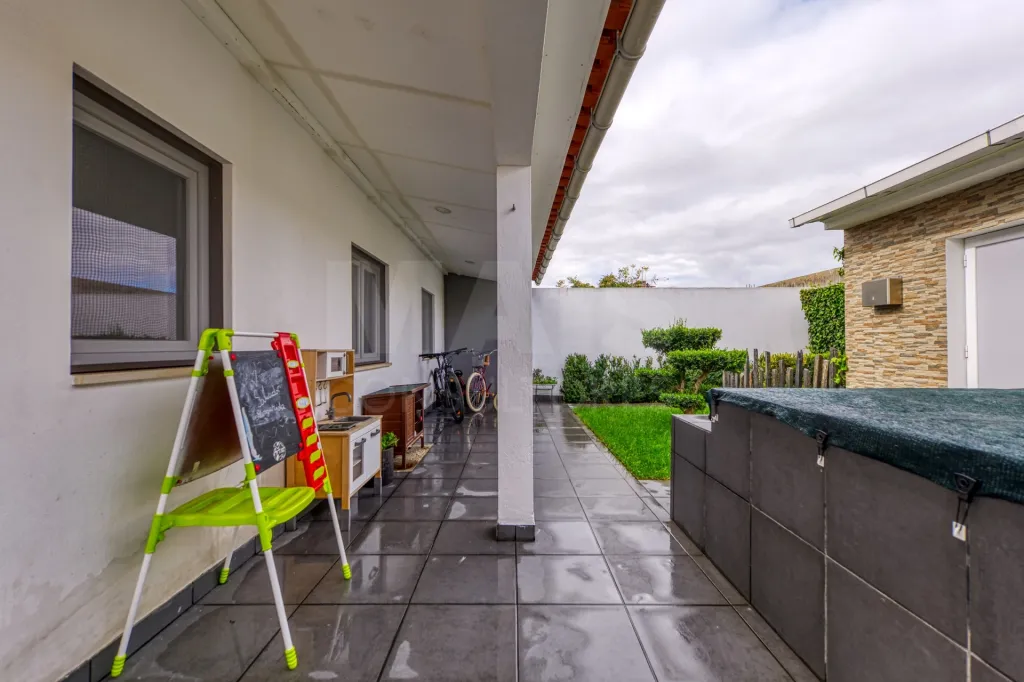 Moradia T3 Remodelada, Pronta a Habitar, com Ginásio, Anexo e Jardim