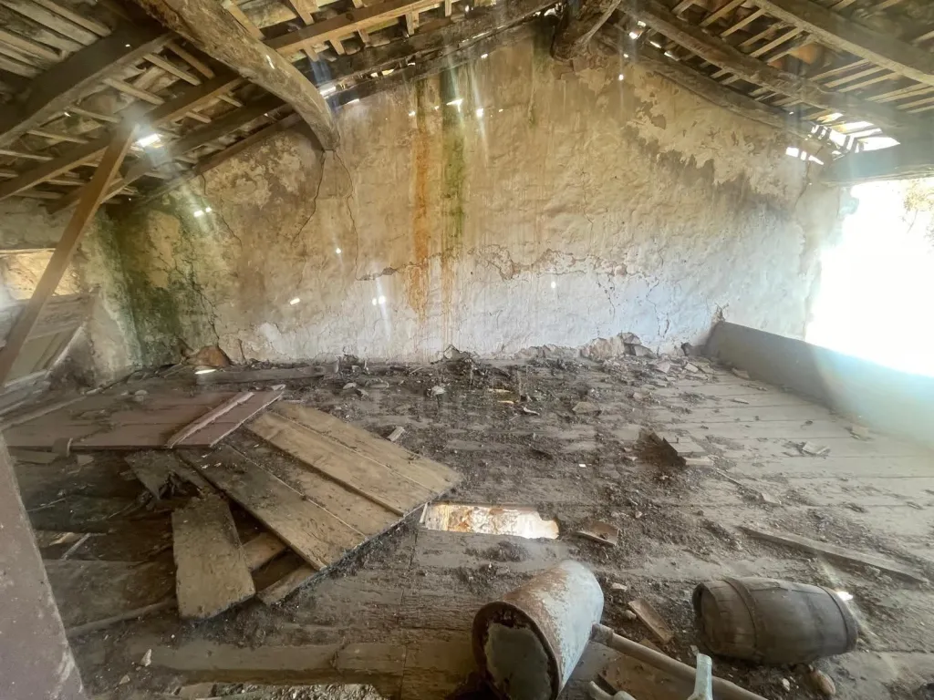 Moradia para recuperar inserida num terreno com 416m2