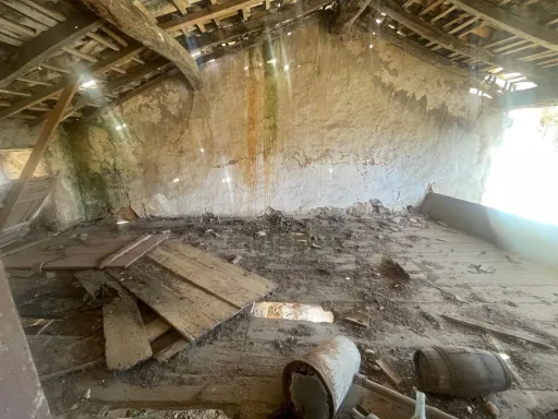Moradia para recuperar inserida num terreno com 416m2