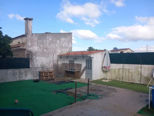 Moradia V2 com garagem e anexos em Fernão Ferro