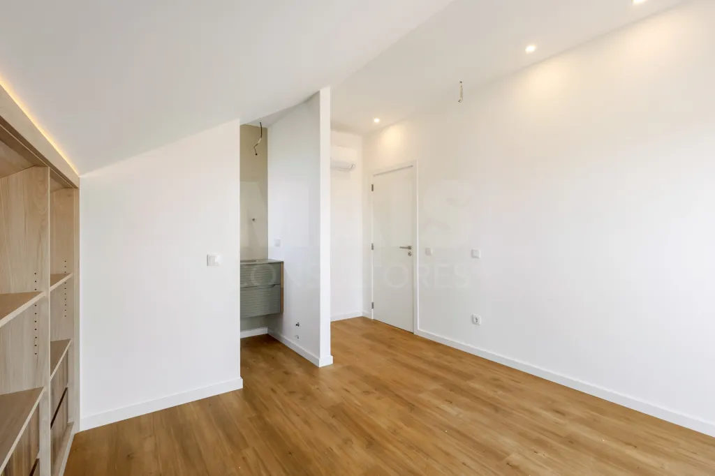 Moradia T2 com quintal e vista mar junto aos Supertubos