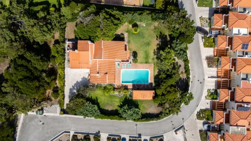 Moradia com piscina em lote de 1500m2 na Praia d'el Rey