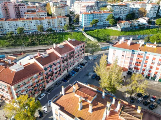 T2 Moderno, 3 frentes c/arrecadação | Queluz Ocidental