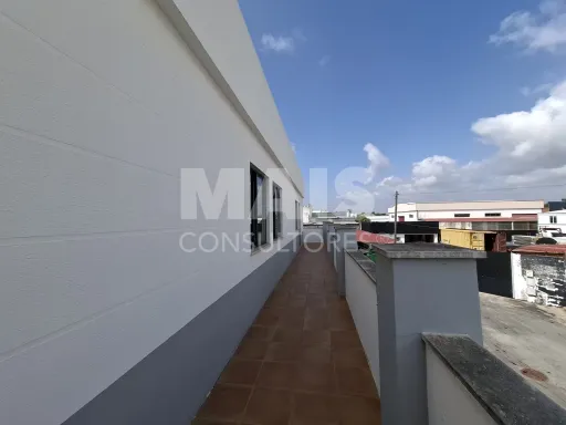 Armazém com Edifício e Terreno para Expansão em Vila Nova de Santo André, Setúbal