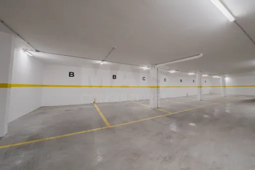 Apartamento T2 com 2 lugares de garagem