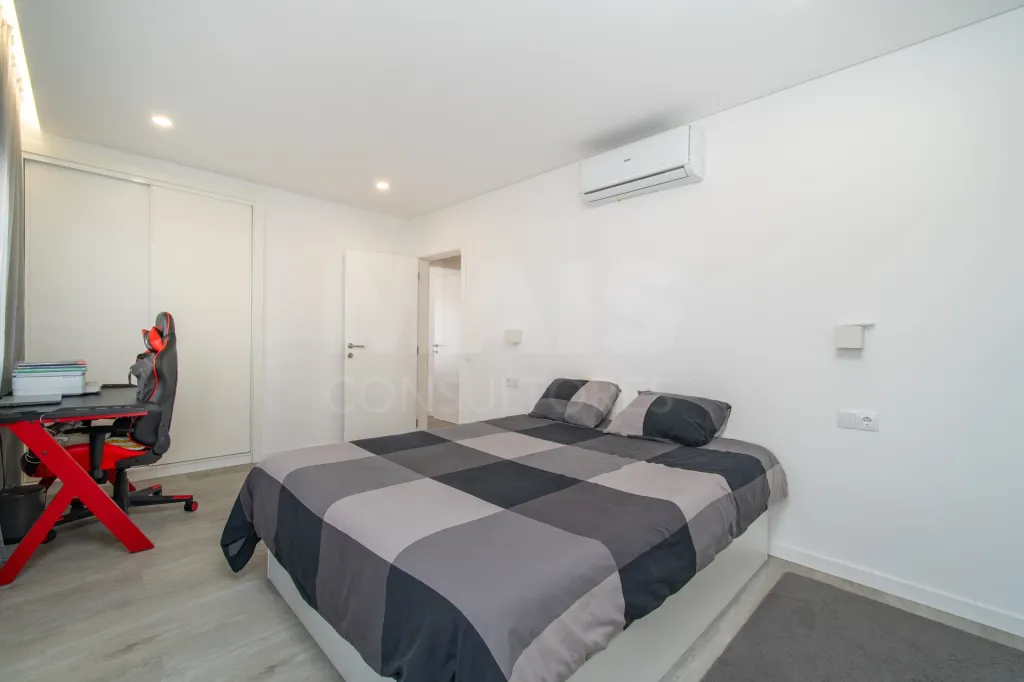 Apartamento T4 Remodelado | 210 m² | Parqueamento e Arrecadação