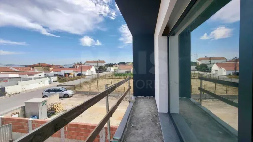 Moradia T4 c/ 1 Master Suite + 2 Suites, Jardim & Parqueamento !