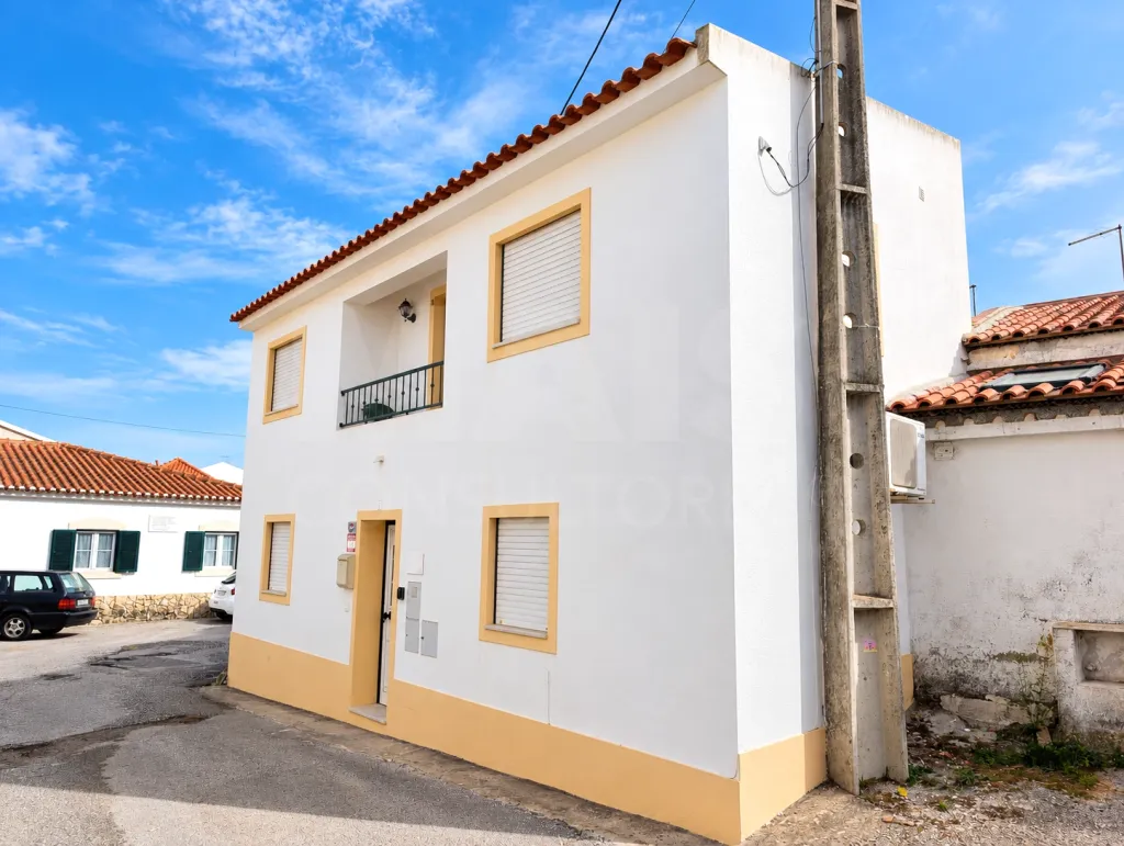 Moradia T2 mobilada e equipada com varanda | Seixal – Lourinhã