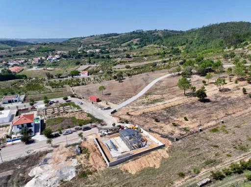 Moradia T3 Geminada c/ 1 Suite, Jardim, Parqueamento e Piscina! (LT2)