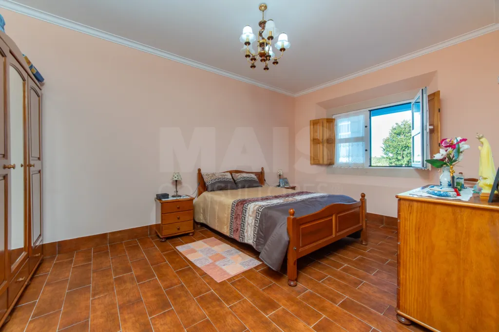 4-Bedroom House with Pool, 3 Garages, and 3,179 m² of Land in Almeirim