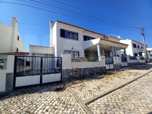 Moradia de 5 Assoalhadas em Ribamar C/ lote de 300m2 e Sótão amplo