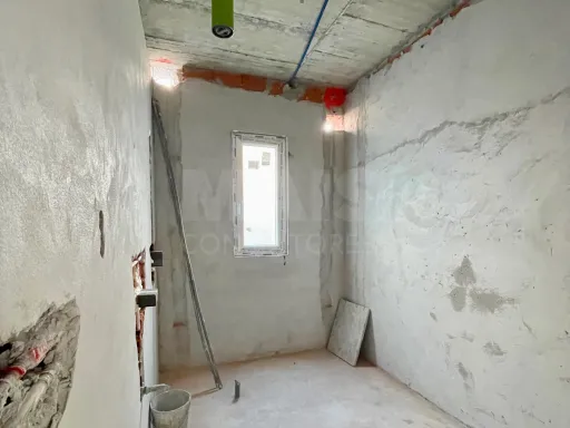 Apartamento T3 de luxo a estrear no centro da Lourinhã, com varanda murada ~32 m² e garagem