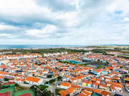 Apartamento T2 com Sótão e Varanda junto à Praia do Baleal