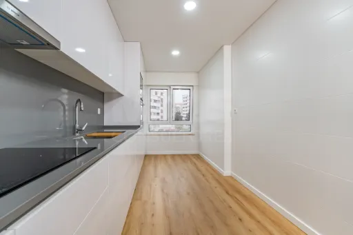 Fully refurbished 3-bedroom apartment | parking space, in Quinta da Piedade - Póvoa de Santa Iria
