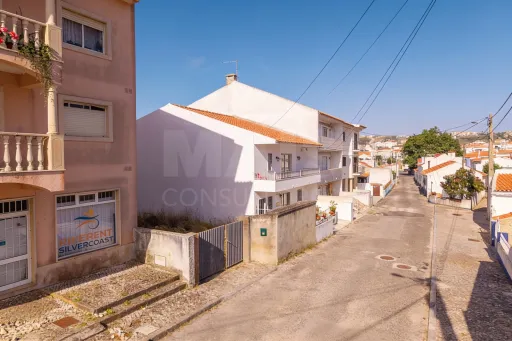 Terreno Urbano no Centro da Foz do Arelho | 240 m² | Implantação até 135 m² | Costa de Prata