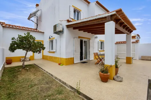 Moradia T3 com quintal e garagem em Aljezur