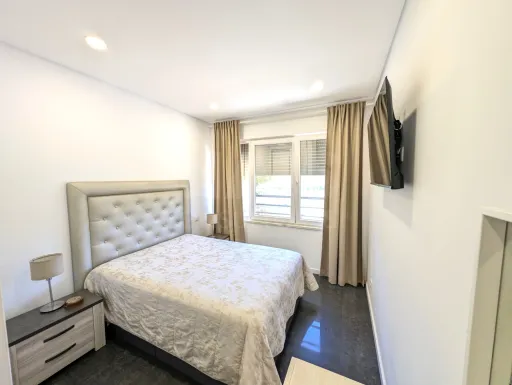 Arruda dos Vinhos T2 with 2 bathrooms, garage and storage room in Mário Gaspar square