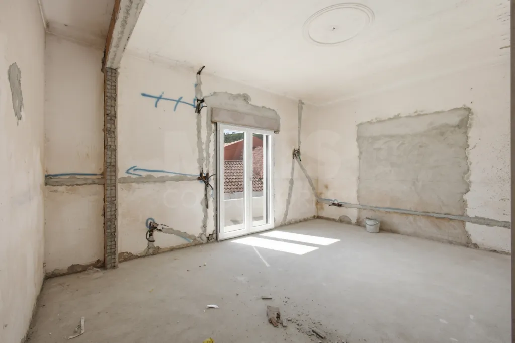 Apartamento T4 com quintal e estacionamento
