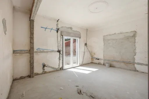 Apartamento T4 com quintal e estacionamento