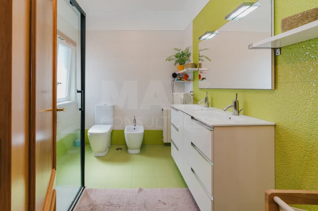 Moradia T4 com piscina coberta e garagem para duas viaturas em Samora Correia.