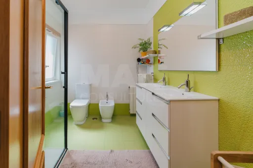 Moradia T4 com piscina coberta e garagem para duas viaturas em Samora Correia.