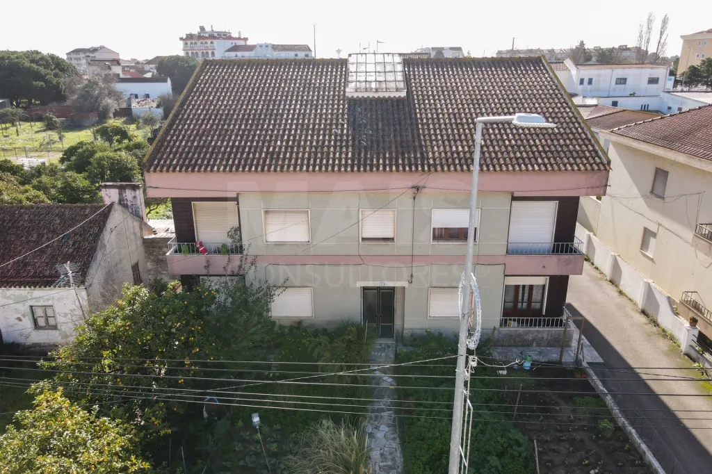 Prédio com garagens no Porto Alto, Samora Correia