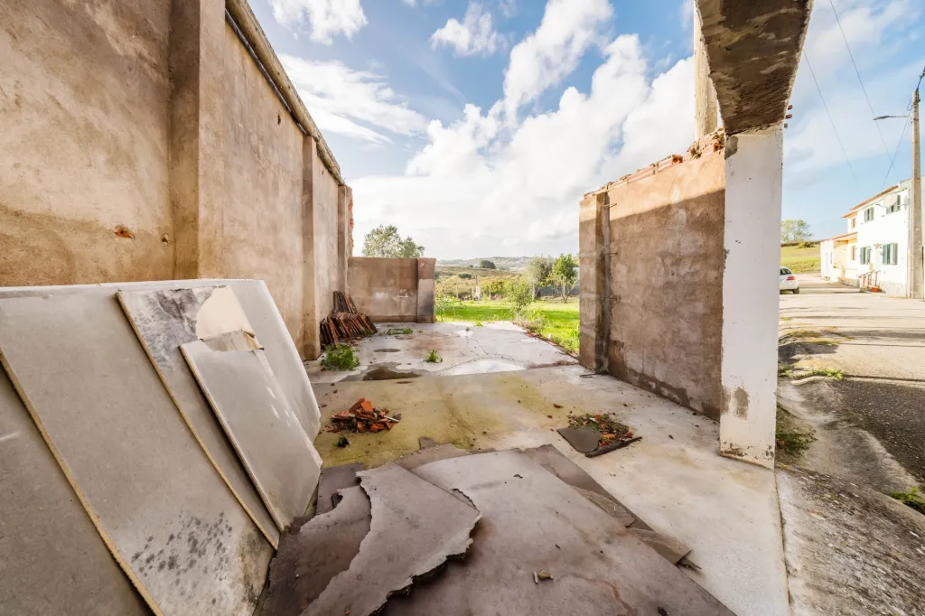 Quinta com duas moradias em ruína, poço e anexo com T0!