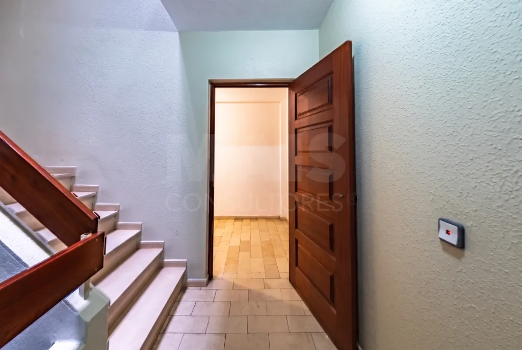 Apartamento T3 Renovado com Garagem Box – Cidade Nova, Caldas da Rainha